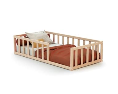 WEBABY - Lit Enfant au Sol Bois 70 x 140 cm Hêtre Brut KAÏA | avec barrières Anti-Chutes | Lit Junior | Sommier à Lattes Inclus | Autonomie | Sécurité