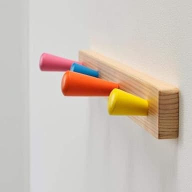 Ikea FLISAT Porte-banettes avec 4 boutons en bois massif, adapté aux enfants.