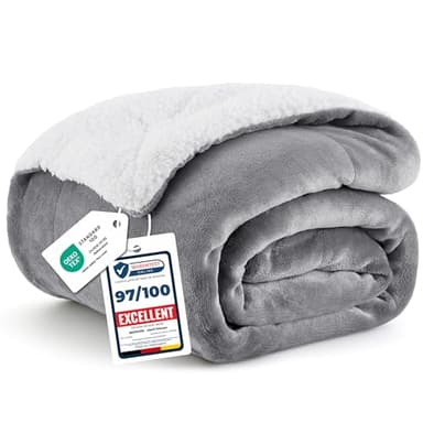 Bedsure Couverture molletonnée en Laine de Sherpa - Couverture Polaire Ultra Douce - Jeté de canapé Double Face Ultra Chaud avec Fourrure d'agneau et Tissu Polaire, Microfibre, Gris, 150 x 200 cm