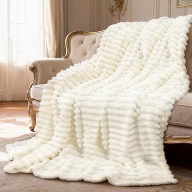 Beewiner Couverture Douce et Moelleuse, Grosse Couverture Polaire Fausse Fourrure Velours, Épaisse Chaude Plaid Douillette, Fluffy Blanket, pour Canapé Chambre à Coucher Salon, Blanche 150 x 200 cm