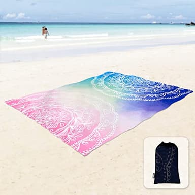 Sunlit Couverture de Plage Douce et Soyeuse, Tapis Anti-Sable avec Poches d’Angle, Sac en Maille, pour fête de Plage, Voyages, Camping et Festival de Musique - Mandala Bleu et Rose, 213 x 185 cm