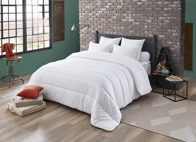 DODO - Couette Chaude Arizona 240x260 cm - Convient 2 Personnes - Ultra Douce et Gonflante - Tissu 100% Polyester - Garnissage Synthétique 100% Polyester Fibre Volupt'Air - Lavable en Machine à 40°C
