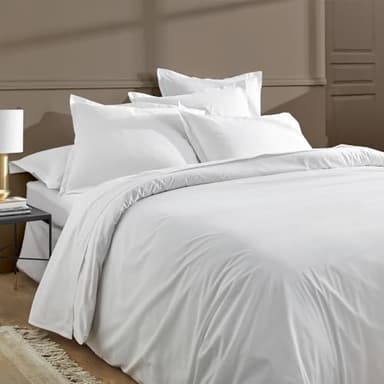 Duquennoy & Lepers 1867 Linge de lit Parure de Lit 2 Personnes 240x220 cm – Housse de Couette 240x220 cm avec Rabat et 2 Taies d’Oreiller 63x63 cm en Percale de Coton 80 Fils de Qualité – Uni Blanc