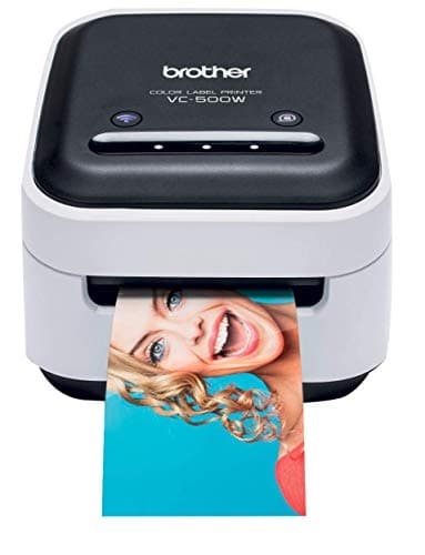 Brother VC-500WCR , Imprimante d’étiquettes Couleur , Adaptée aux Loisirs Créatifs , Connection Sans Fil , Technologie d’impression ZINK (Zéro-INK) , 5 Largeurs de Rouleaux Différentes, de 9 à 50 mm