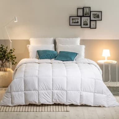 Bleu Calin Couette Très Chaude 2 Personnes, Sensation Duvet, Enveloppe coton, Blanc, 220x240 cm