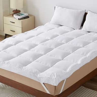 CASABEL Surmatelas Moelleux 140 x 190 cm Extra Épais Microfibre Respirante avec Liseré Blanc - Design Antidérapant - 4 Bandes Élastiques - Ultra Moelleux, Anti-Acariens - Idéal pour Matelas 2 Places