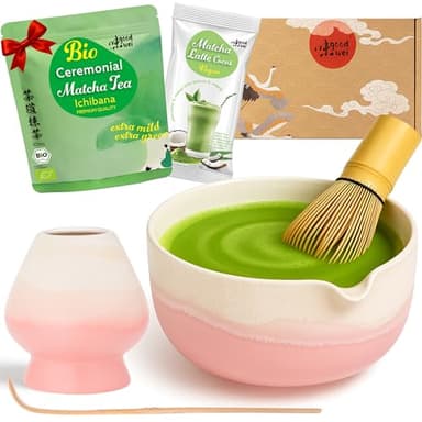 Goodwei Set Matcha Latte – Coffret Matcha Premium avec Bol Verseur, Fouet en Bambou, Support, Cuillère & Poudre Matcha Bio – Set Japonais pour Latte Matcha & Cérémonie du Thé (Fuji Pink)