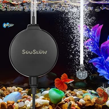 SOUSLOW Pompe à air Aquarium Mini Pompe à air oxygène pour Aquariums avec Pierre à Bulles et clapet Anti-Retour, Kit pour Aquariums 1.3 W, 0.45L/Min