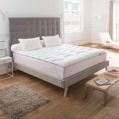 DROUAULT - Surconfort de Matelas Saphir 140 x 190 cm - Confort Hôtellerie - Garnissage 100% Polyester Fibre Creuse Siliconée - Enveloppe 100% Coton Naturel - Lavable à 40°C
