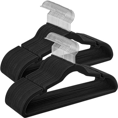 SONGMICS Cintres en Velours, Lot de 50, Antiglisse, avec Encoches, Barre pour Pantalons, Crochet Pivotant à 360°, Gain de Place, Épaisseur 0,6 cm, Longueur de 43 cm, Noir Classique CRF029B05